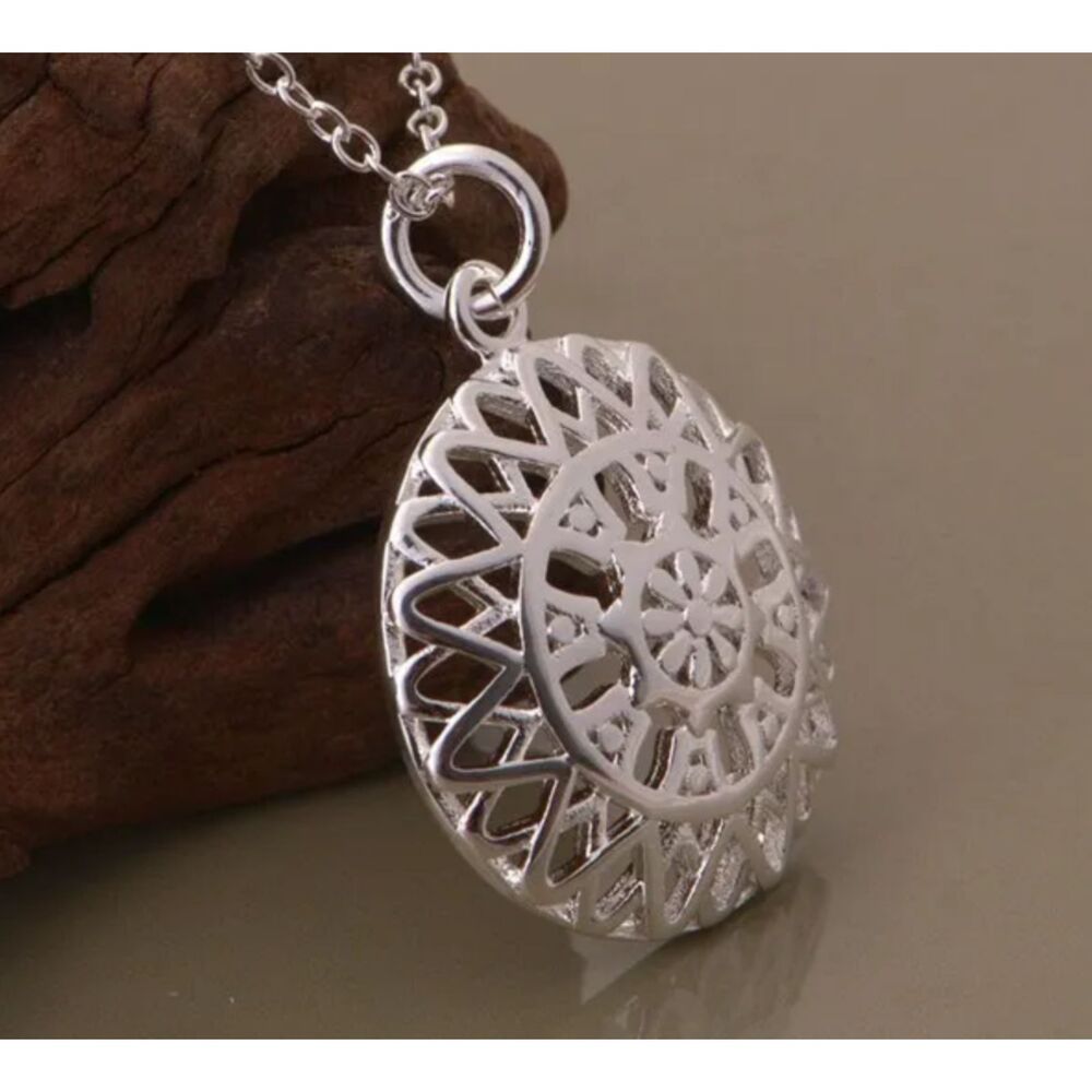 .925 Sterling Silver Shield Round Pendant 16" Fine Chain Necklace - Picture 4 of 4